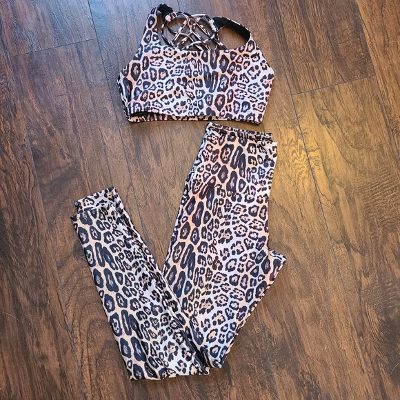 Onzie Leopard Legging and Chic Bra Set - Picture 2 of 8